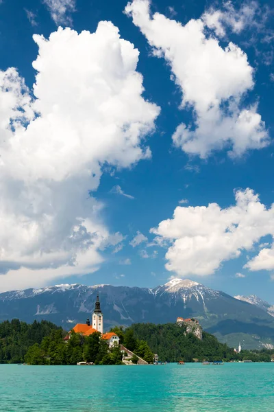 Bled Hegyekkel Szlovéniában — Stock Fotó