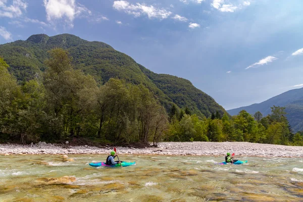 Soca Nehri Üzerinde Kayakçılar Slovenya — Stok fotoğraf