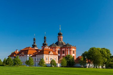 Marianska Tynice 'deki müze ve baleri. Barok Kilisesi ve Kilise Dekanı Ofisi 18. yüzyılda inşa edildi. Tynec, Çek Cumhuriyeti