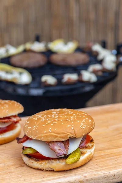 Domowej Roboty Burger Grill Ogrodowy — Zdjęcie stockowe