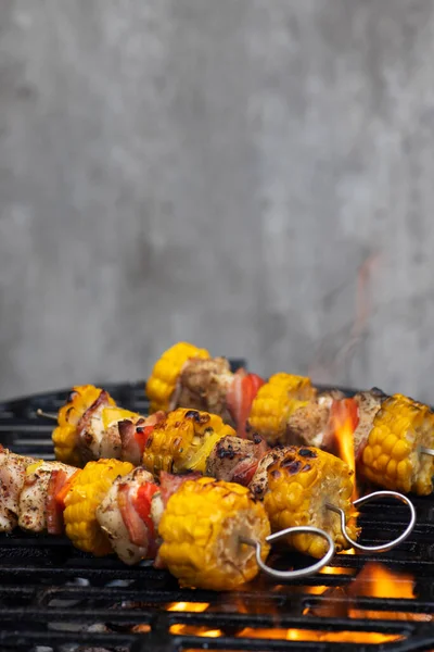 Hühnerspieß Mit Mais Und Paprika — Stockfoto