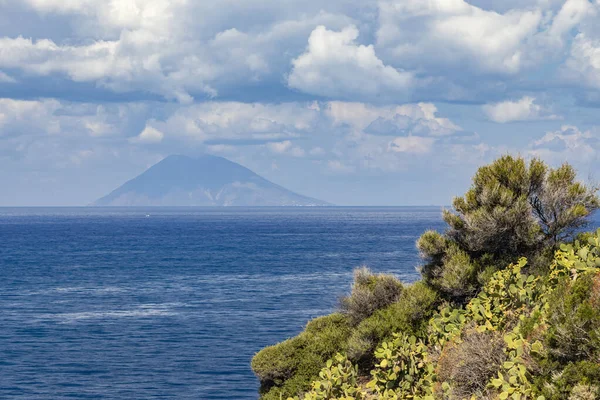 Scogliera Rocciosa Capo Vaticano Con Isole Eolie Mar Tirreno Calabria — Foto Stock