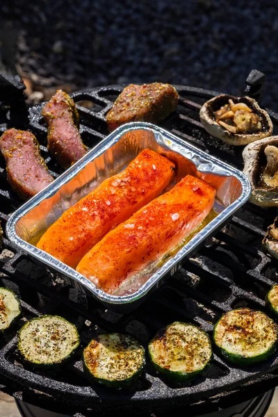 Carne Ternera Salmón Calabacín Parrilla Jardín Con Carbón Vegetal —  Fotos de Stock