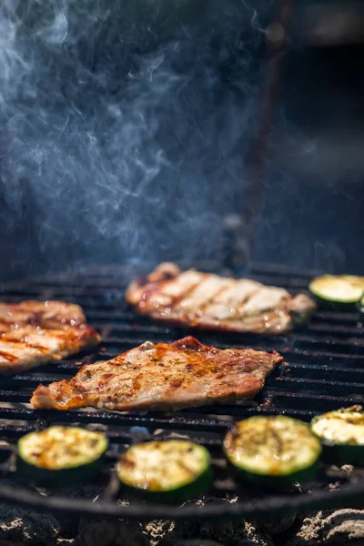 Carne Maiale Zucchine Grill Giardino Con Carbone — Foto Stock