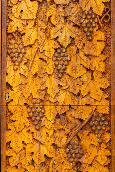 Holzschnitzerei Von Traubenblättern Und Trauben — Stockfoto