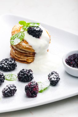 böğürtlenli ve kremalı krep