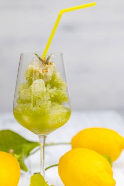 Limonlu nane şerbeti ile hayat