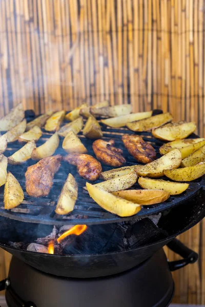 Pollo Marinado Con Patatas Una Parrilla Jardín — Foto de Stock