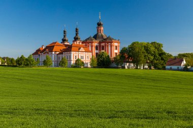 Marianska Tynice 'deki müze ve baleri. Barok Kilisesi ve Kilise Dekanı Ofisi 18. yüzyılda inşa edildi. Tynec, Çek Cumhuriyeti