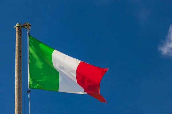 Bandeira Italiana Soprando Vento Céu Azul — Fotografia de Stock