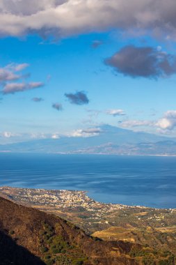 manzara sabah güneşiyle aydınlandı Reggio di Calabria yakınlarında Sicilya adası ve İtalya 'nın Etna Dağı ile