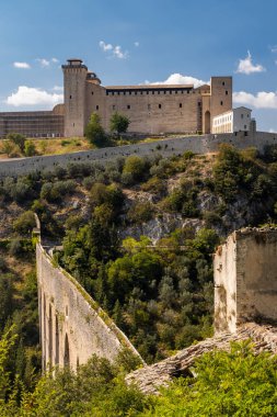 Umbria, İtalya 'da su kemerli Spoleto kalesi