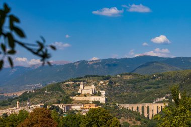 Umbria, İtalya 'da su kemerli Spoleto kalesi