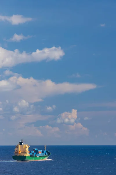 近くの貨物船プンタ ファロのカポ ペローロ灯台メッシーナ海峡のファロ シチリア島の最も北東部の岬 イタリア — ストック写真