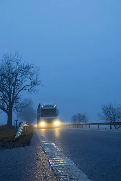 Auto Accese Crepuscolo Sulla Strada Principale — Foto Stock