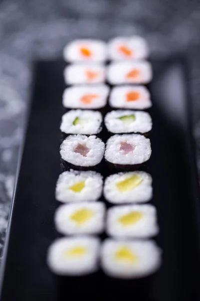 Set Van Sushi Broodjes Met Zeevruchten Een Zwarte Stenen Achtergrond — Stockfoto