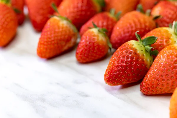 Stillleben Mit Erdbeeren Auf Weiß Gemustertem Hintergrund — Stockfoto