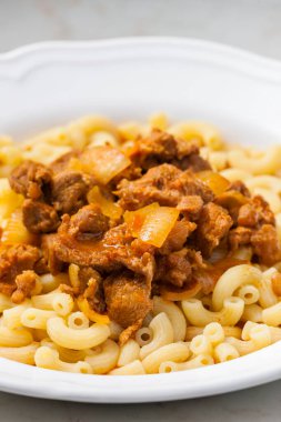 Dirsek makarnalı sığır kebabı.