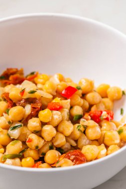 Kırmızı biberli bezelye salatası.