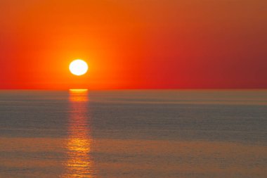 Denizin üzerinde yaz gün batımı