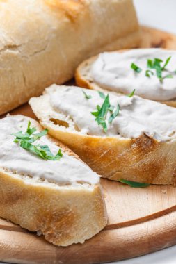 Beyaz ekmeğe ançüez sürülmüş.