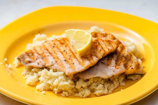 Filete Salmón Parrilla Con Cuscús — Foto de Stock