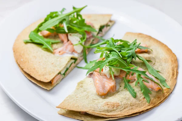 Quesadilla Med Lax Och Ruccola — Stockfoto