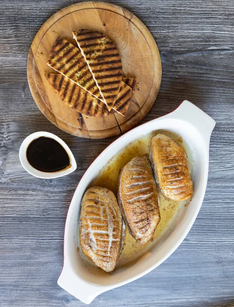 Rostat Ankbröst Med Balsamicosås Och Arabiskt Bröd — Stockfoto