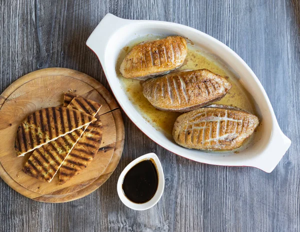 Geroosterde Eendenborst Met Balsamico Saus Arabisch Brood — Stockfoto