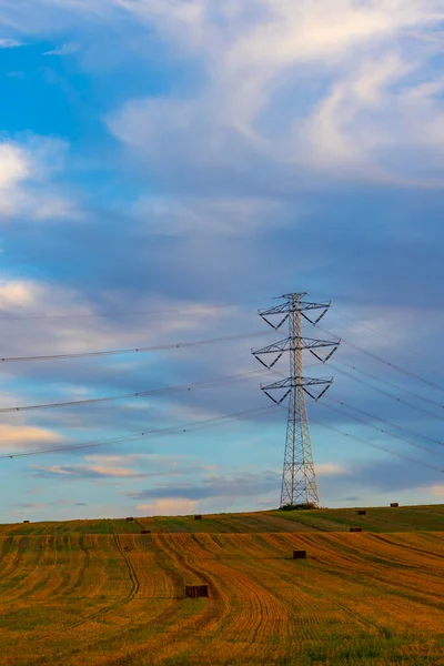 Hoogspanning Elektrische Pyloon Met Blauwe Lucht — Stockfoto