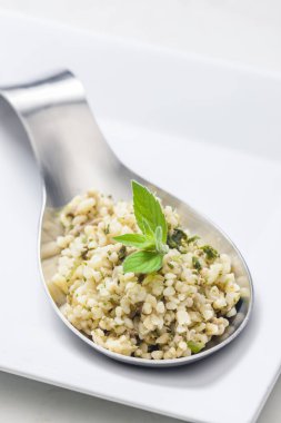 Nane aromalı bulgur salatası.