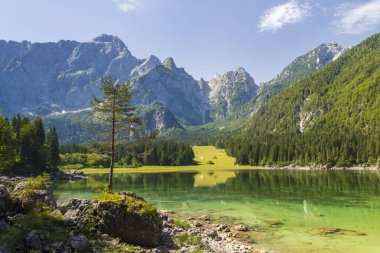 İtalya Tarvisio yakınlarında Lago di Fusine Üstünlüğü