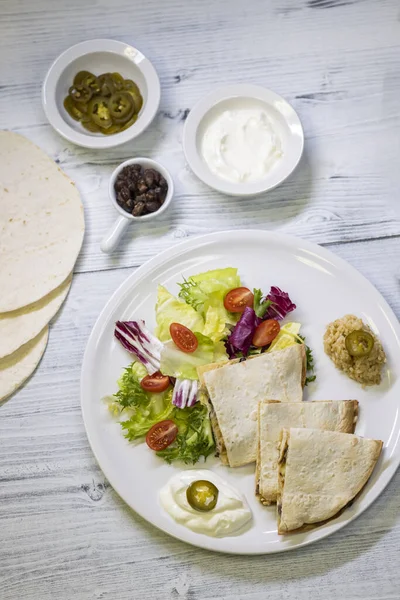 Tavuklu Quesadilla Pilav Fasulye Salata Chalapenos Salsa — Stok fotoğraf