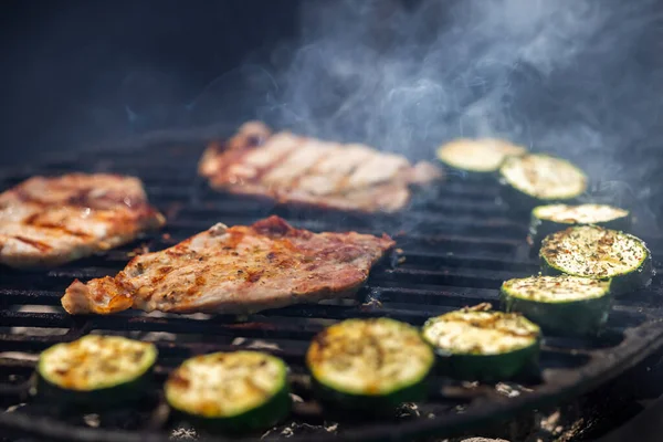 Carne Maiale Zucchine Grill Giardino Con Carbone — Foto Stock