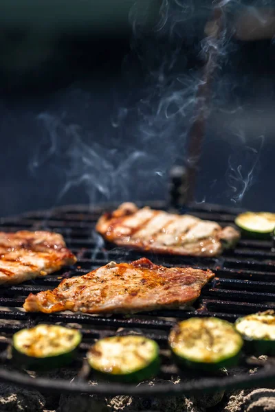 Schweinefleisch Und Zucchini Gartengrill Mit Holzkohle — Stockfoto