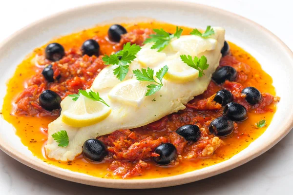 Kabeljauw Tomatensaus Met Zwarte Olijven — Stockfoto