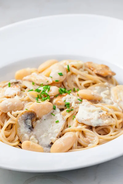 Espaguete Com Molho Cogumelos Cremoso Frango Feijão — Fotografia de Stock