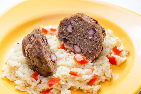 Fleischbällchen Gefüllt Mit Roten Bohnen Auf Reis Mit Rotem Pfeffer — Stockfoto