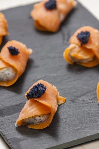 Involtini Salmone Affumicato Ripieni Crema Formaggio Caviale Nero — Foto Stock