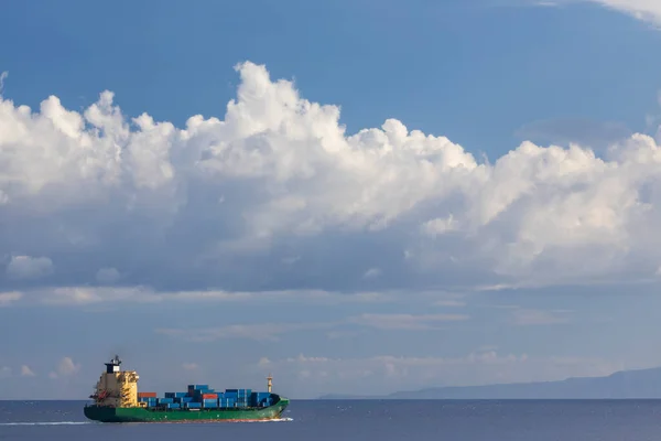 位于意大利西西里岛东北部梅西纳海峡蓬塔德尔法罗的Capo Peloro灯塔附近的货船 — 图库照片