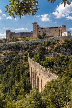Umbria, İtalya 'da su kemerli Spoleto kalesi