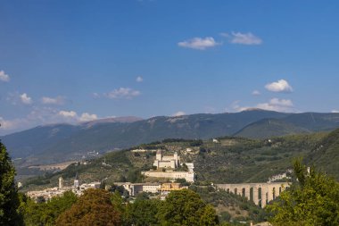 Umbria, İtalya 'da su kemerli Spoleto kalesi