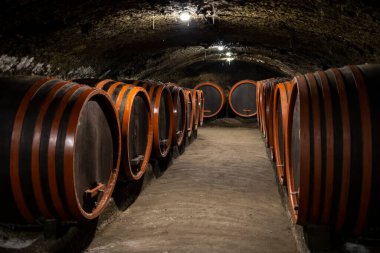 Varilleri olan şarap mahzenleri, geleneksel şarap adı Bikaver, eğer, Macaristan