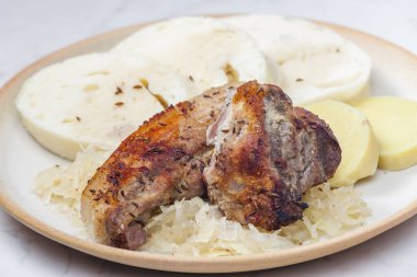 Lahana ve mantı ile kimyon üzerine domuz eti.