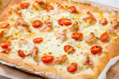 Ev yapımı karides ve domatesli pizza.