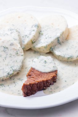 Dereotu soslu sığır eti ve börek.