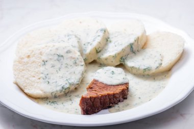 Dereotu soslu sığır eti ve börek.
