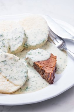 Dereotu soslu sığır eti ve börek.