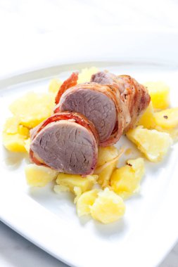 Domuz pastırmasına sarılmış patates.