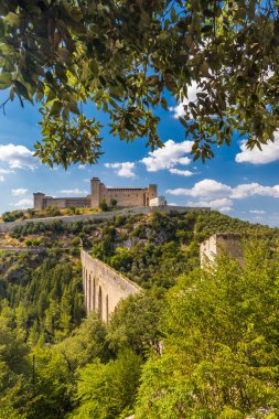 Umbria, İtalya 'da su kemerli Spoleto kalesi